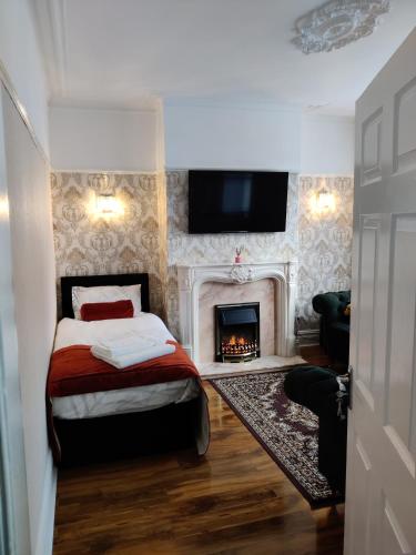 En eller flere senge i et værelse på Liverpool Lux stay