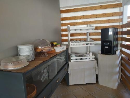 una cucina con bancone e frigorifero di Case Vacanze Ancora a Porto Empedocle