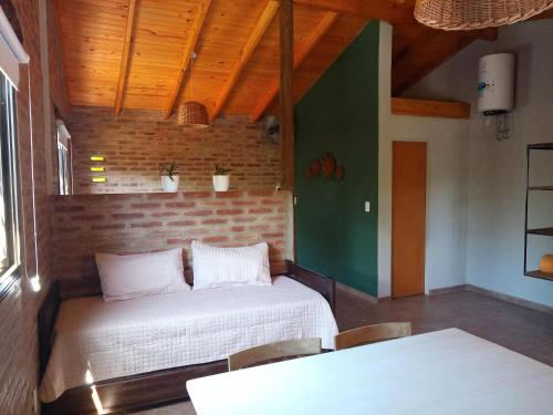 Habitación con 2 camas, mesa y sillas en La Quina. en Villa Rumipal