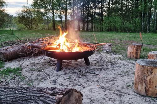 een vuur in een pot in een veld bij Ale Miejscówka! Całoroczny domek nad jeziorem in Lucień