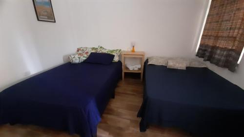 2 camas en una habitación con sábanas azules en Casa Josep H'i, en Sololá