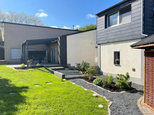 ein Haus mit Garten davor in der Unterkunft Xantener Ferienhaus Heeser Weg in Xanten