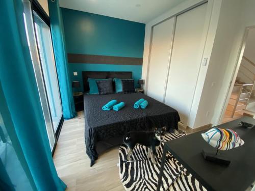 1 dormitorio con 1 cama con almohadas azules en Casa Blue Azul en Fuzeta
