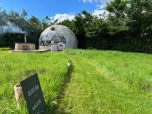 Κήπος έξω από το Beautiful Olive Pod Geo Dome House with Hot Tub