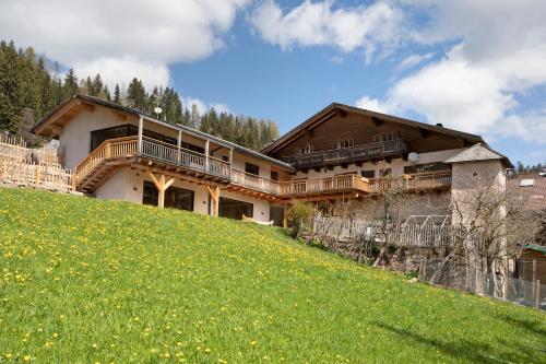 una casa grande en la cima de una colina en Pitschlhof Apt Zirbe, en Aldino