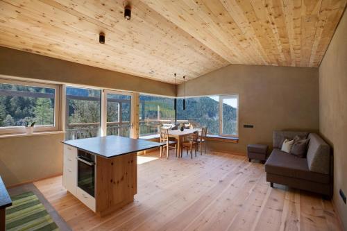 una sala de estar con una mesa y un sofá en Pitschlhof Apt Zirbe, en Aldino