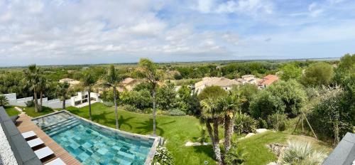 une vue aérienne d'un complexe avec piscine dans l'établissement Villa d’exception avec piscine à débordement - vue panoramique, à Saint-Nazaire