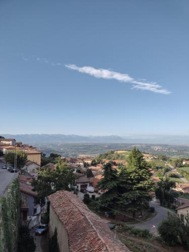 - une vue sur la ville depuis le haut d'un bâtiment dans l'établissement La magia delle Langhe appartamenti con vista, à Novello