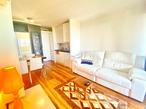 un salon avec un canapé blanc et une table dans l'établissement Le Delacroix 2 By SCLS Locations, à Cannes