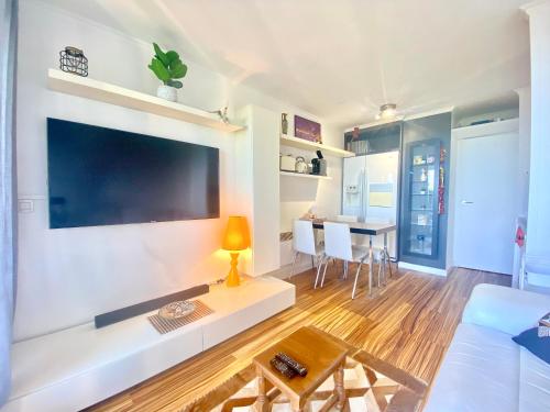 un salon avec une grande télévision à écran plat sur un mur dans l'établissement Le Delacroix 2 By SCLS Locations, à Cannes