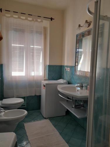 une salle de bain avec un lavabo et des toilettes dans l'établissement Appartamento Teresina, à Marciana Marina