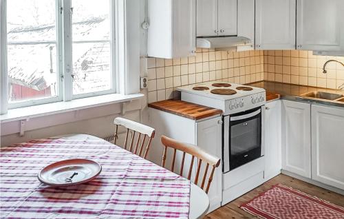 Kuchyň nebo kuchyňský kout v ubytování Nice Home In Gnesta With Kitchen