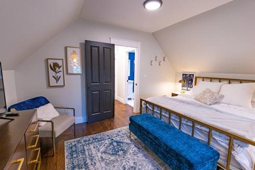 een slaapkamer met een bed, een bank en een stoel bij Historic Modern 6 Full Bath & 6 Bedrooms-near LoHi in Denver