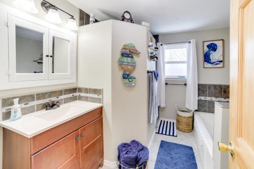 W łazience znajduje się umywalka i lustro. w obiekcie Inviting Missouri River Vacation Rental 2 Mi Away w mieście Great Falls