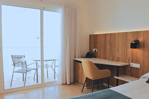 Una cama o camas en una habitación de Alfons Hotel