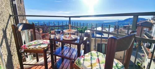 een balkon met stoelen en uitzicht op de oceaan bij Domus - IL GIRASOLE in Montecelio