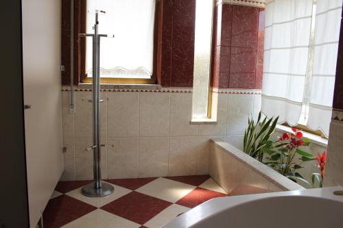 Vonios kambarys apgyvendinimo įstaigoje Gardenia Residence