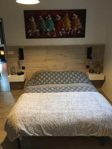 une chambre avec un lit et un tableau au mur dans l'établissement Charmante maison neuve à 2 pas de la mer !!, à Sarzeau