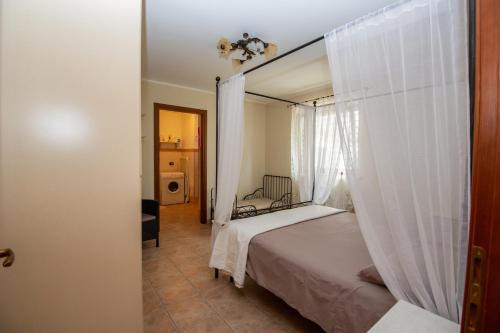 Ένα ή περισσότερα κρεβάτια σε δωμάτιο στο Flora house