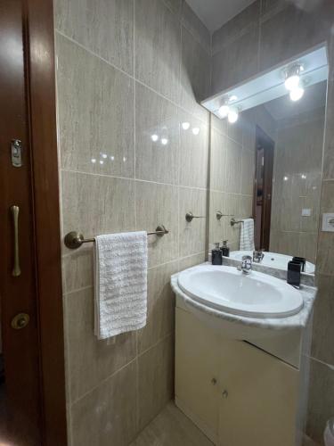 y baño con lavabo y espejo. en Continental Gandia - Private rooms TV, en Gandía