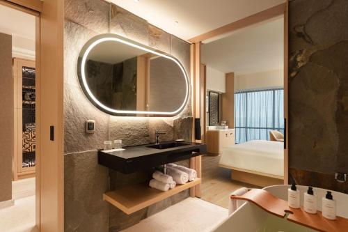 une salle de bain avec un lavabo et un miroir dans l'établissement JW Marriott Hotel Lima, à Lima