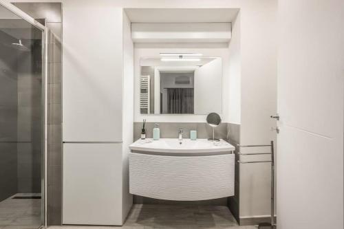uma casa de banho com um lavatório e um espelho em [Old Town] Via Marsala Apartment em Bolonha