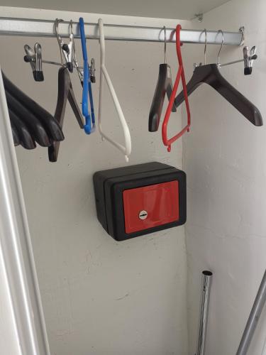 un porte-outils avec une boîte rouge et noire sur un mur dans l'établissement Agay studio, à Saint-Raphaël