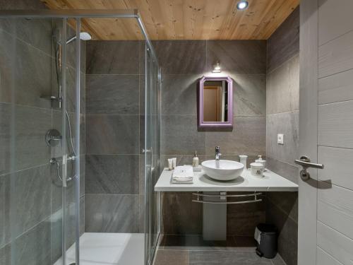 a bathroom with a sink and a shower at Appartement Les Belleville, 2 pièces, 2 personnes - FR-1-570-16 in Praranger