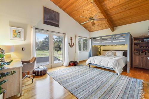 ein Schlafzimmer mit einem Bett und einer Holzdecke in der Unterkunft The Driftwood in Sea Ranch