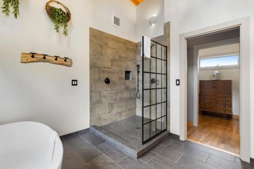 ein Bad mit einer Duschkabine und einem WC in der Unterkunft The Driftwood in Sea Ranch