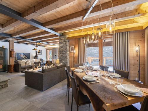 une salle à manger et un salon avec une grande table en bois dans l'établissement 