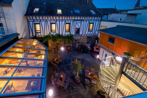 an overhead view of a courtyard with tables and a building at AKZENT Hotel Restaurant Roter Ochse Rhens bei Koblenz in Rhens