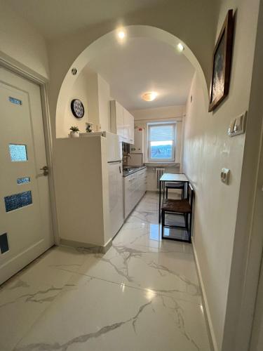 a hallway with a kitchen and a table in a room at Karlsburg Studio in Alba Iulia