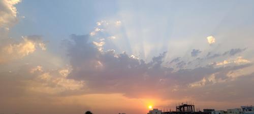 um céu nublado com o sol a espetar em Sharif's Penthouse em Hyderabad