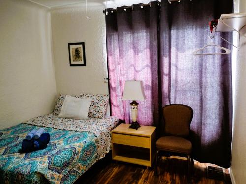 niewielka sypialnia z łóżkiem i krzesłem w obiekcie Private room with a lock w mieście Saint Petersburg