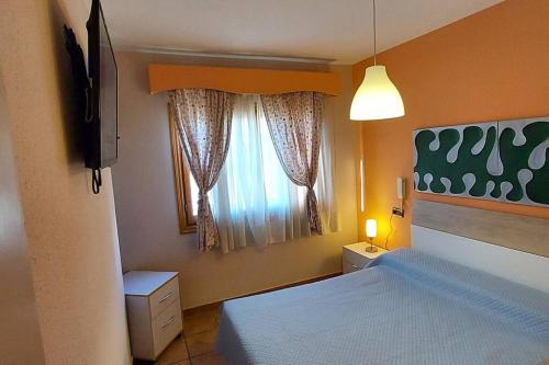 Schlafzimmer mit einem Bett und einem Fenster in der Unterkunft Casa Joaquín en Gran Alacant in Gran Alacant