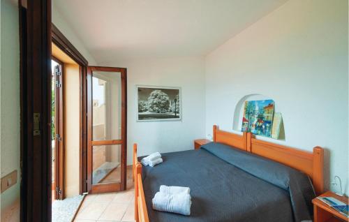 Li ValcaggiにあるVilla Giacomoのベッドルーム1室(ブルーベッド1台、タオル2枚付)