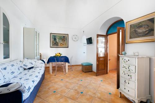 ポジターノにあるEstate4home - Angolo di Paradisoのベッドルーム1室(ベッド1台、テーブル付)