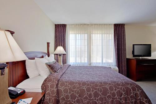 Habitación de hotel con cama y TV en Staybridge Suites Palmdale, an IHG Hotel, en Palmdale