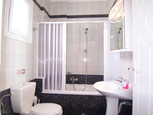 Kylpyhuone majoituspaikassa Iliaktida Studio-Villas
