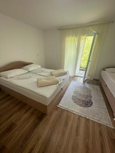 - une chambre avec 2 lits et du parquet dans l'établissement Terzibašin Konak, à Sarajevo