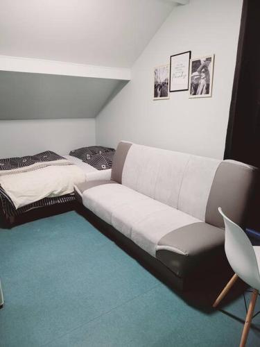 sala de estar con sofá y cama en Studio fonctionnel proche gare Pierrefitte Stains "Appart 2", en Pierrefitte-sur-Seine