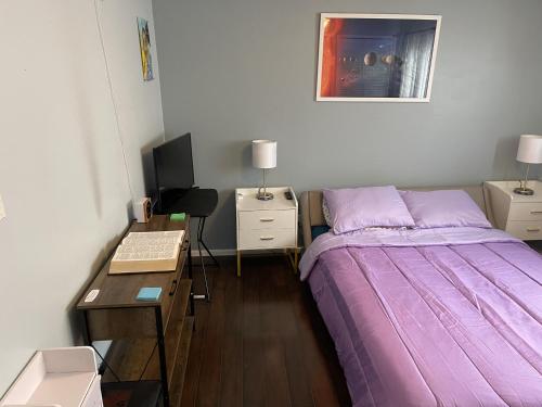 A bed or beds in a room at Shared Space with Private room in Beautiful Lakefront Apartment