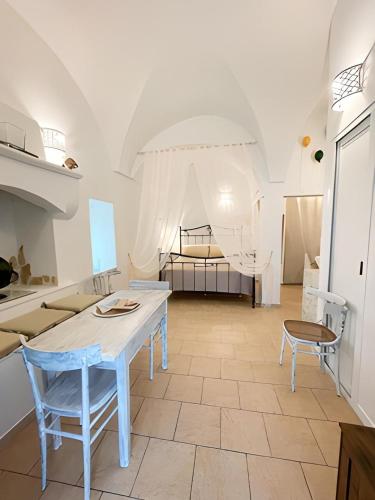 Habitación con mesa, sillas y cama en La Casetta di Sofia en Ceglie Messapica