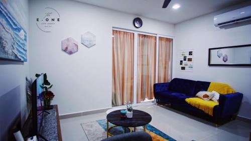 Ein Sitzbereich in der Unterkunft Nadee Cozy Home - The Shore Kota Kinabalu
