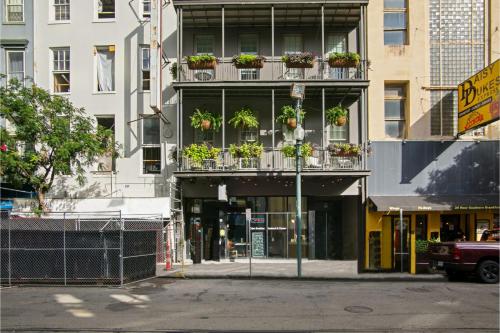 un immeuble d'appartements avec des plantes en pot sur les balcons dans l'établissement Roami at Bourbon Place, à La Nouvelle-Orléans