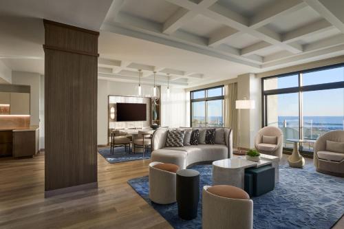 een woonkamer met een bank en een tafel bij VEA Newport Beach, a Marriott Resort & Spa in Newport Beach