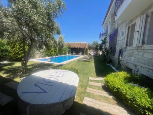 a yard with a swimming pool and a house at Alacati Viola Hotel in Alaçatı