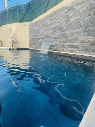 une piscine d'eau bleue avec un voilier dessus dans l'établissement Villa Frescati, à Vence