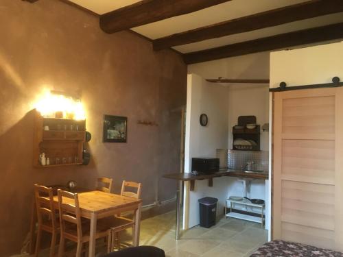une cuisine et une salle à manger avec une table et des chaises dans l'établissement Chateau de la Bastide, à Goudargues